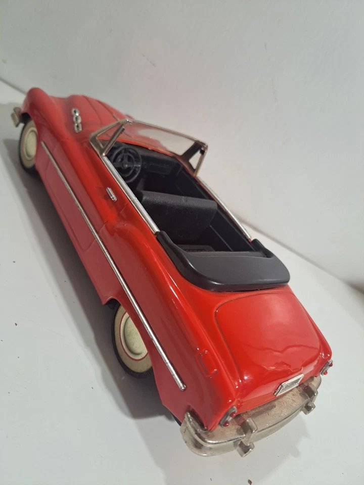 Coche de juguete de fricción convertible Buick de hojalata de los años 50 Foto 3 de 4