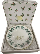 SET OF 4 MIKASA RIBBON HOLLY 10-5/8" DINNER PLATES NEW IN BOX