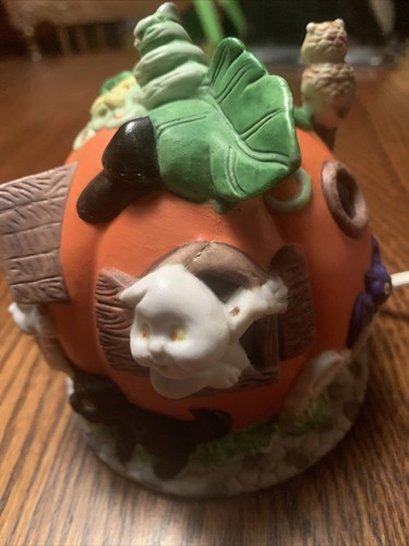 Halloween Light-Up Pumpkin House - Picture 2 of 5