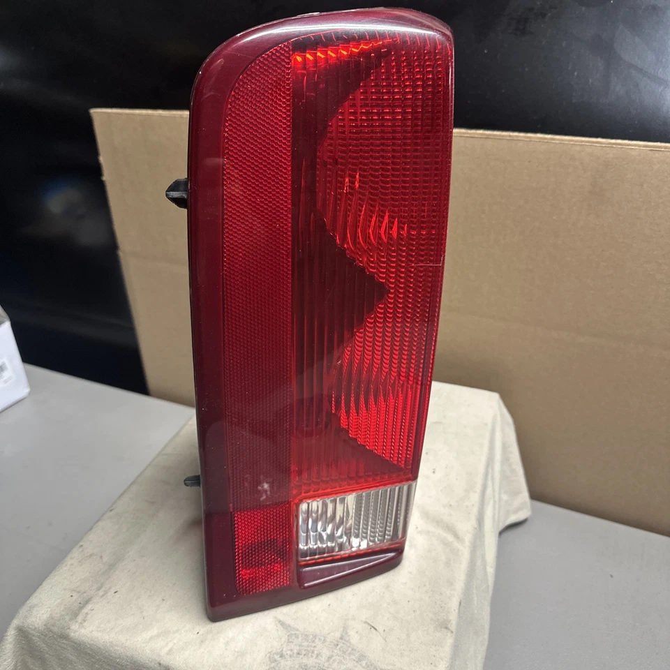 Cadillac Escalade ESV 2002-06 conjunto de luces traseras exteriores izquierda conductor Foto 2 de 4