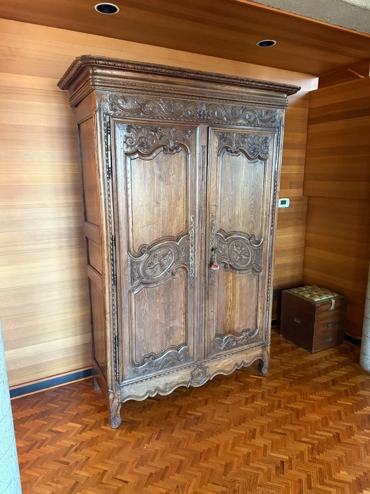 Armario provincial francés Luis XV del siglo XVIII tallado a mano aves y follaje 89" Foto 2 de 4