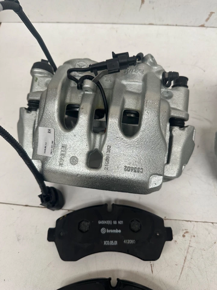 OEM FRONT BRAKE CALIPERS CARRIERS & PADS FITS MERCEDES-BENZ SPRINTER W907 A907 - Image 4 of 4