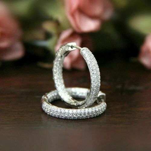 Conjunto de aretes tipo argolla pavé de zafiros redondos de 1,00 quilates creados en laboratorio en oro blanco sólido de 14 k Foto 4 de 4