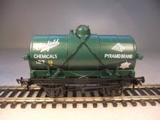 oo gauge Bachmann 37-682A - 14T Tank Wagon Crosfield Chemicals Green - VGC Boxed