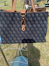 Dooney  Bourke Tote/Purse. Navy Color.PREOWNED/USEDDooney  Bourke