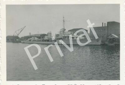 Foto WK II Kriegsmarine Schiff Docks Hafen Kräne A138