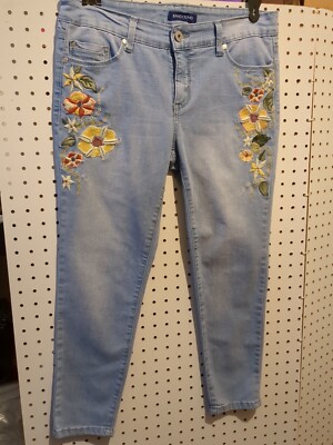Bandolino Selene Embroidered Denim Jeans Size 6P Flowers Light Wash