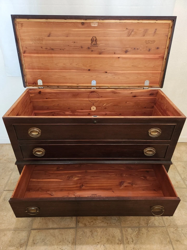 RARE 1949 MAHOGANY FEDERALIST LANE CEDAR FULL SIZE STORAGE BLANKET TRUNK CHEST - Image 3 of 4