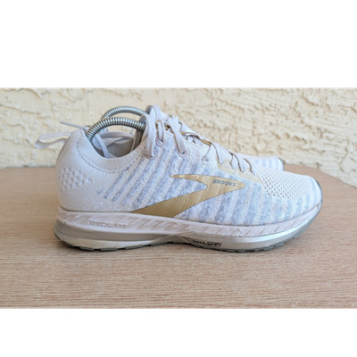 Brooks Bedlam 2 White/Gold women's Athletic Sneakers Knit Low Top Lace Up
