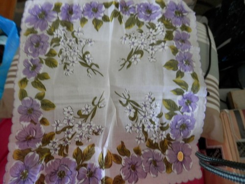 Vintage Taschentuch SÜSS LILA LAVENDEL STIEFMÜTTERCHEN NEU MIT Goldfolie Etikett 16 x 15 Zoll
