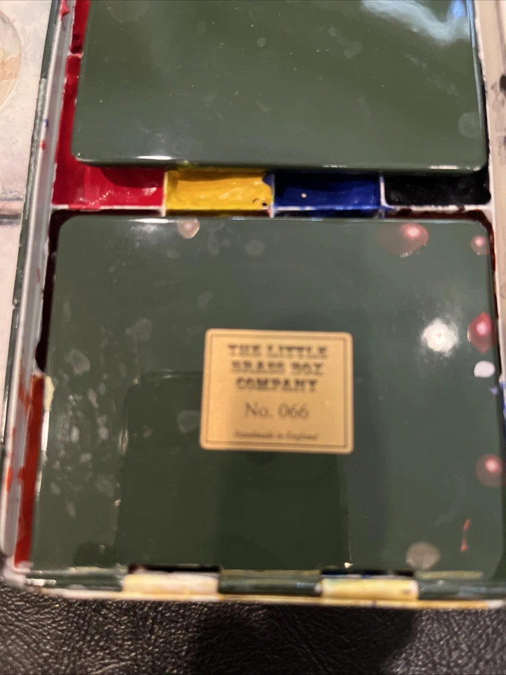 Paleta de acuarela The Little Brass Box Company #66, Inglaterra, esmalte sobre latón Foto 2 de 4