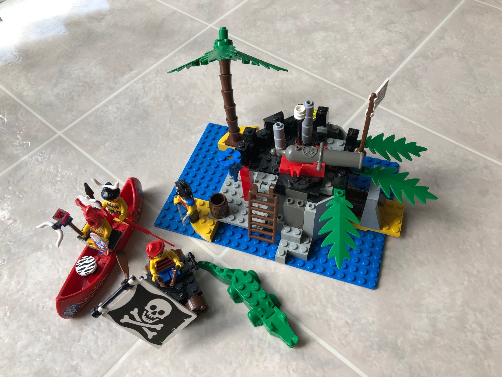 Vintage (1995) LEGO 1788 Pirate Treasure Chest Set