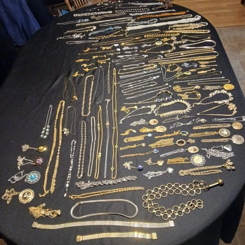 350+ Vintage Costume - Fashion Jewelry HUGE Lot necklaces Broochs Pins rings