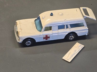 Matchbox Superfast Nr.3 Mercedes Benz Binz Anbulanz mit Trage