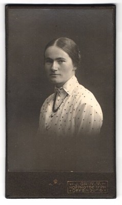 Fotografie J. Grimm, Offenburg, elegante Dame in gepunkteter Bluse 