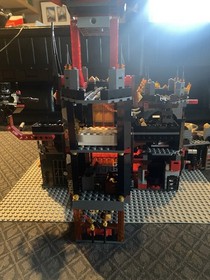 LEGO NEXO KNIGHTS: Jestro's Volcano Lair (70323)