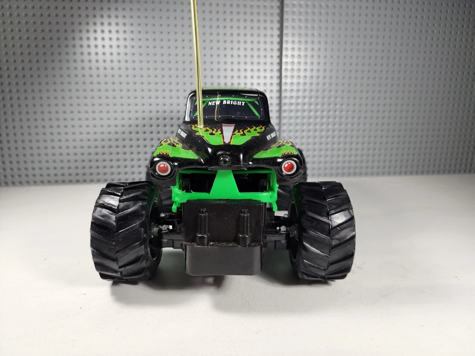New Bright Monster Jam Grave Digger Truck 1:15 RC 9.6V No remote - Image 2 of 4