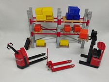 Carretilla elevadora de alcance diorama de almacén, gato eléctrico y manual, estanterías y paletas