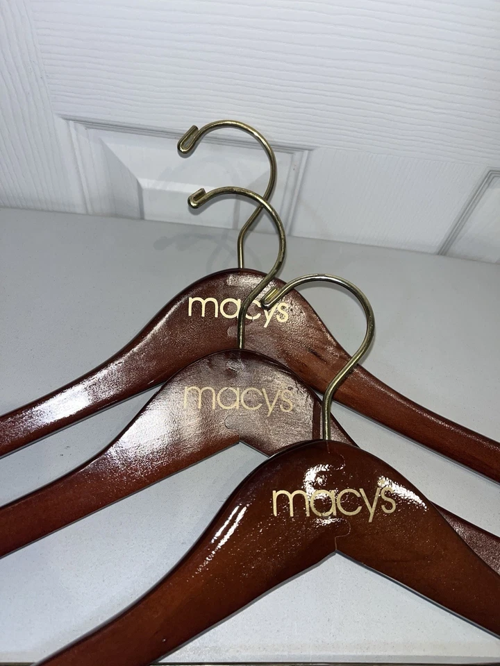 Perchas de madera Macys para trajes de pantalón y chaquetas 3 piezas madera oscura y dorada Foto 2 de 4