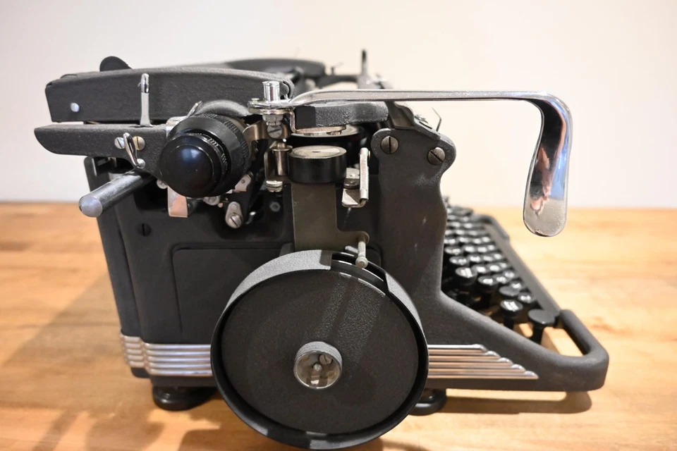 Máquina de escribir Underwood - Tipo de letra de pantalla cursiva limpia rara Foto 2 de 4