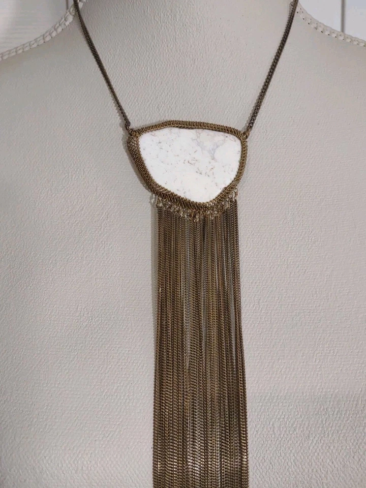 Collar colgante de piedra natural cadena flecos latón brutalista Anthro Lena Bernard  Foto 2 de 4