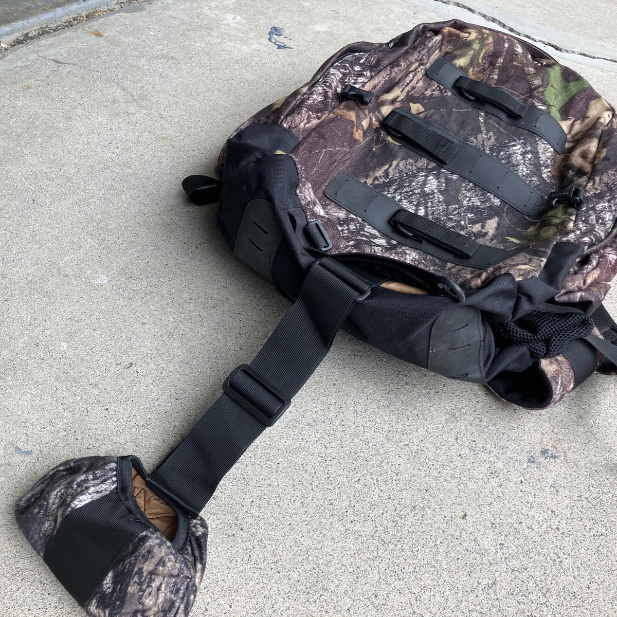 Cabela's 2500 Bow and Rifle Hunting Pack Out Bag W Hydration