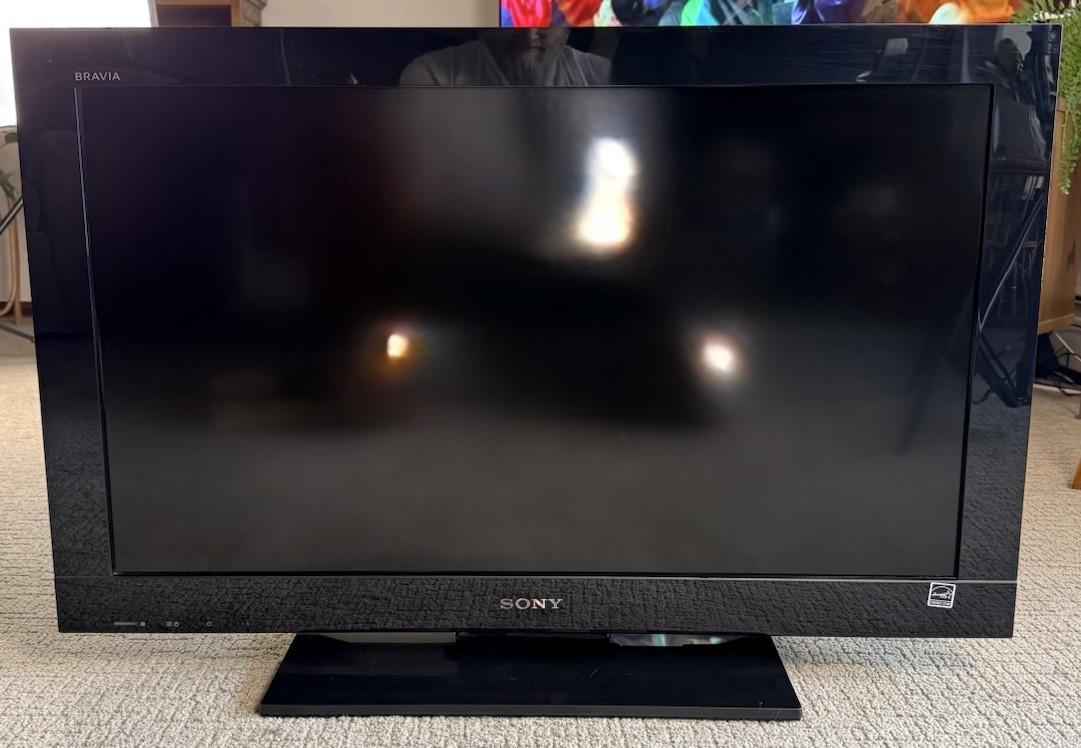 Sony Bravia 32 Inch LCD TV Model KDL-32BX300 Tested W/Original