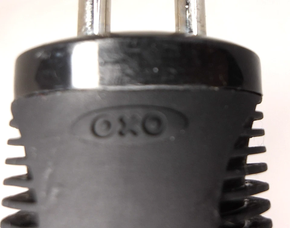 Trituradora de patatas OXO Good Grips, acero inoxidable/silicona, negra, 10 pulgadas Foto 3 de 4