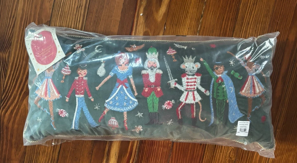 Pottery Barn Cascanueces Navidad Vacaciones Terciopelo Almohada Rifle Niña Fiesta Regalo Foto 4 de 4