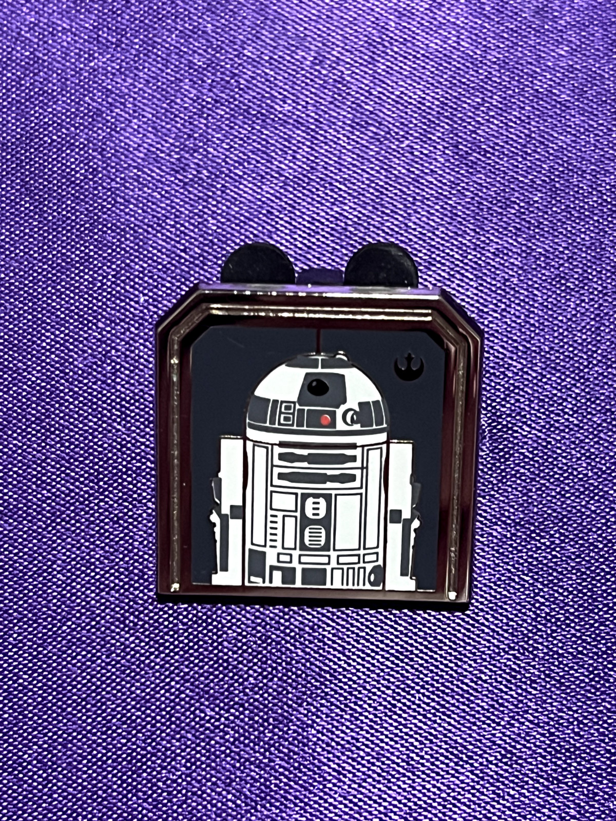 R2-D2 Droid - Walt Disney World Hidden Mickey Mystery Pouch Pin - NEW From Set 3