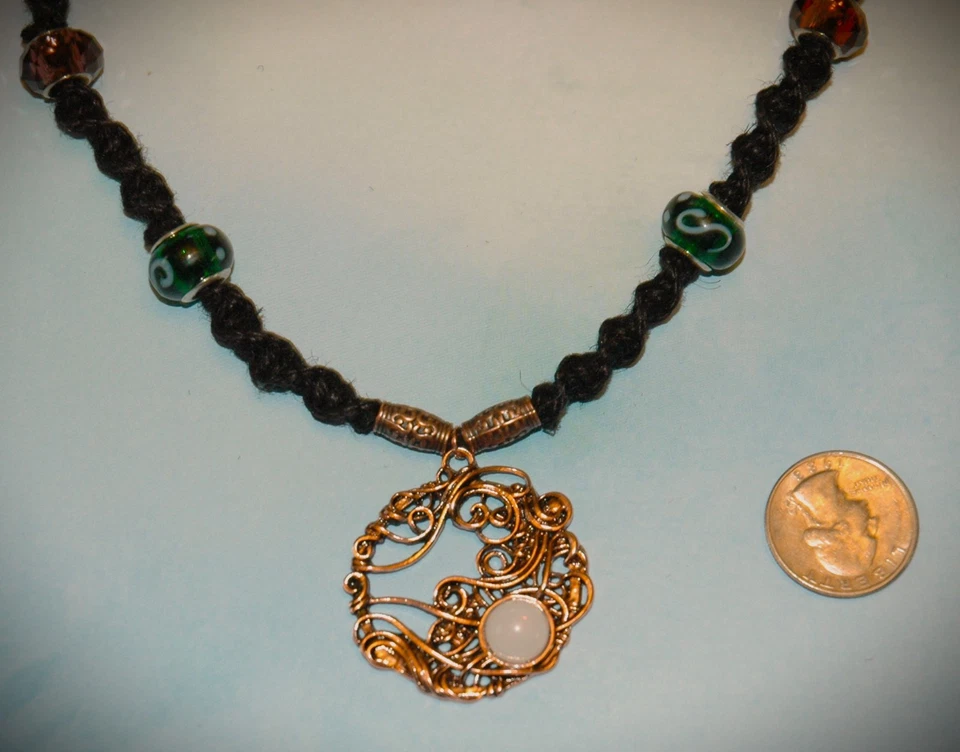 Elegante luna Art Nouveau en tono cobre en una cadena de cáñamo hecha a mano negra de 21 3/4" Foto 4 de 4