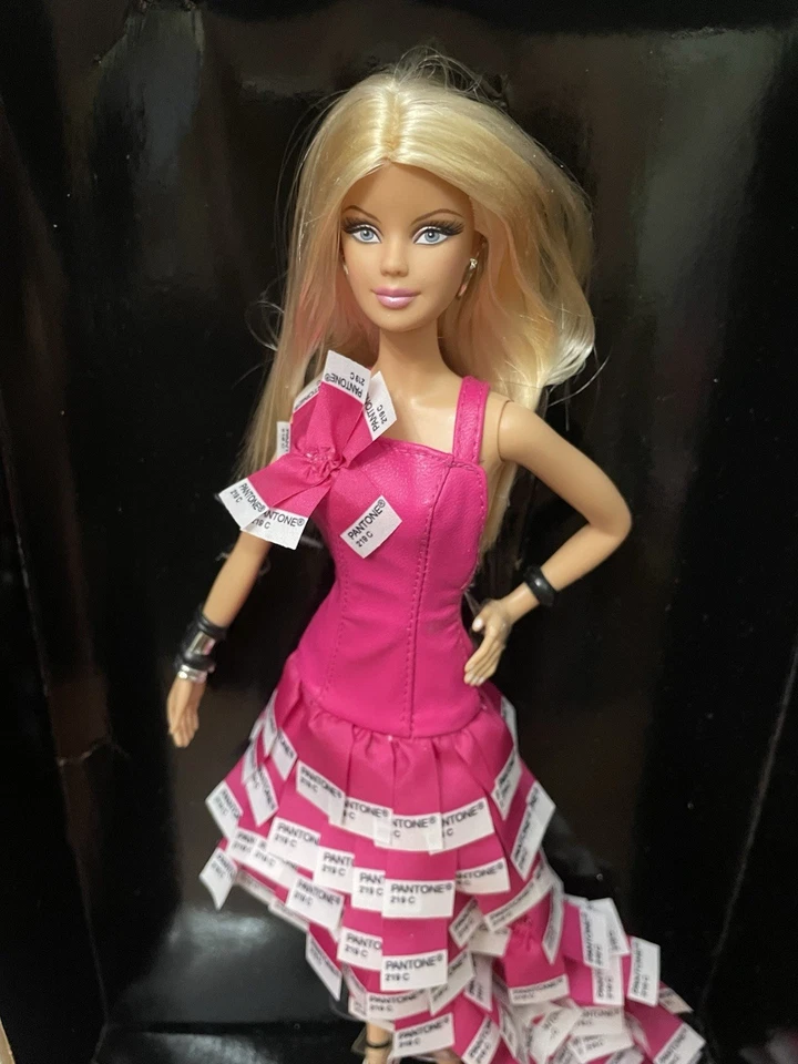Nuevo 2011 Rosa En Pantone Etiqueta Dorada Coleccionista Muñeca Barbie/Modelo Musa/Caja Dañada  Foto 3 de 4