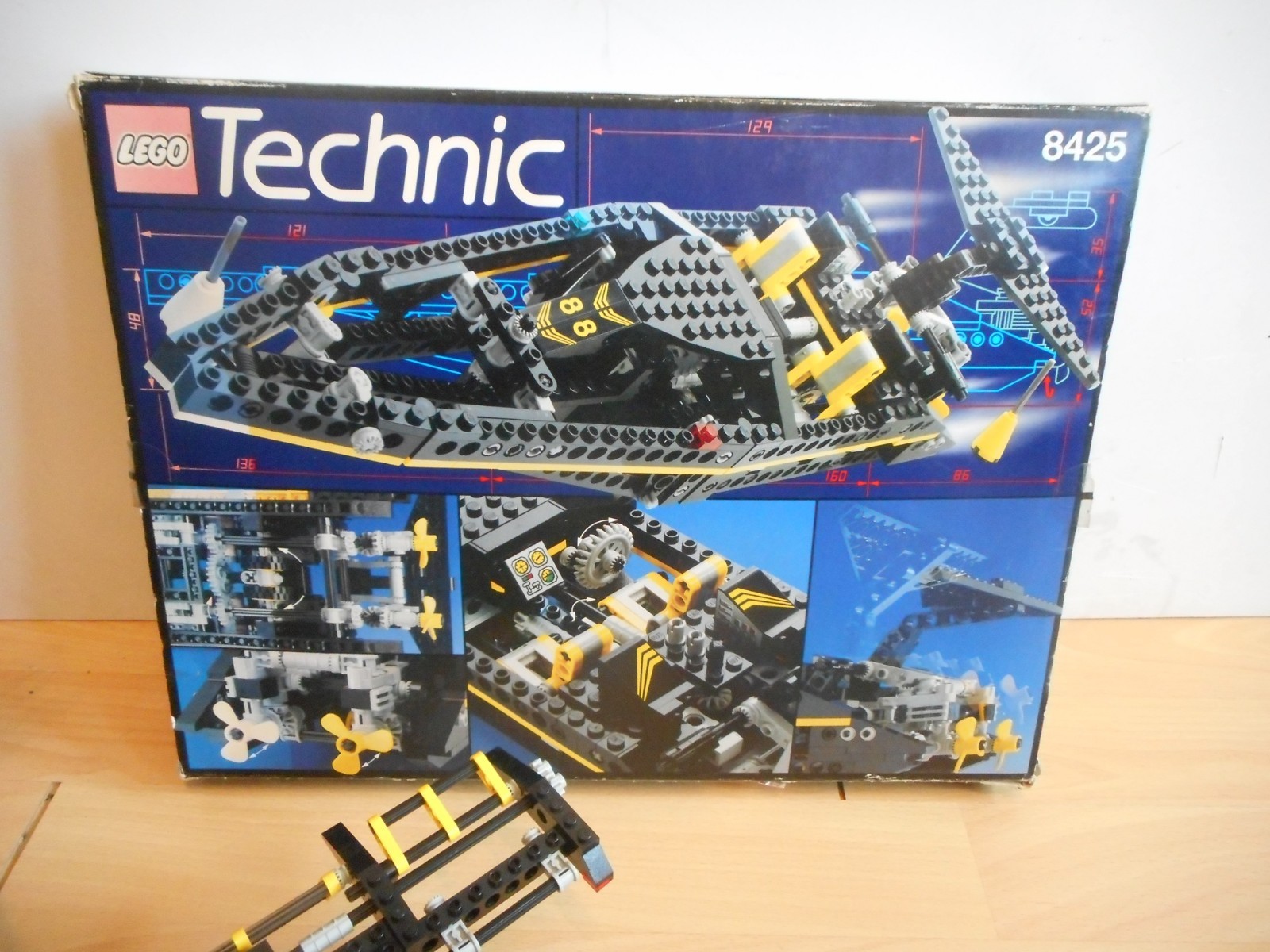 Foto 3 van Lego Technic Black Hawk with Box (lego nr: 8425)