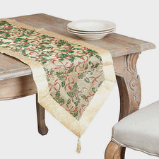 Saro Estilo de Vida Corredor de Mesa Navidad Hoja de Acebo Dorado Borlas Semi Transparentes 90x16"