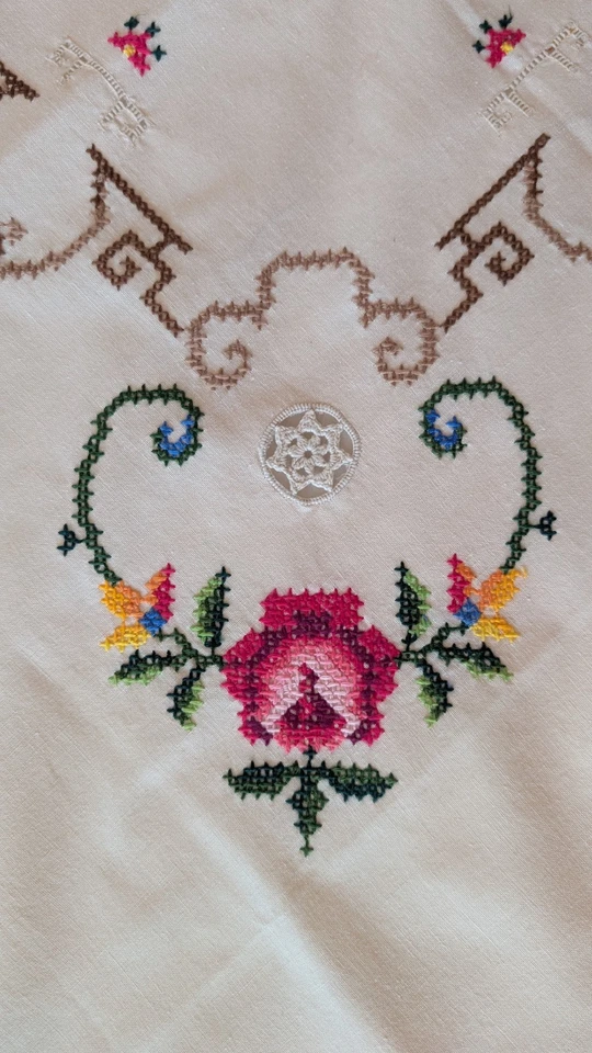 Wunderschöne alte bestickte Tischdecke Mitteldecke 82 x 78 cm