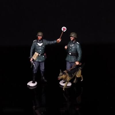 1：72 Winter Snow Sentry Standing Guard Checkmate 2 Soldat + Hund Fertigmodell