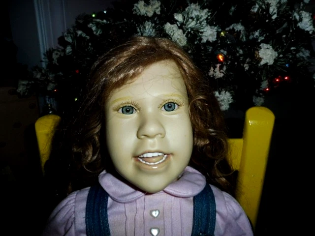 ASHTON DRAKE/JULIE FISCHER VINYL & CLOTH "HANGING OUT WITH HANNAH" 30 INCHES - Image 2 of 4