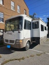 2005 Class A Motorhome - Tiffin Allegro - Workhorse W22 8.1L V8 - ONLY 35k Miles