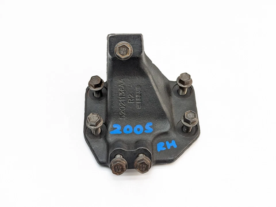 Right RH Engine Mount Bracket from 2005 Dodge Ram Cummins Diesel 5.9L 52021136AA Foto 2 de 4