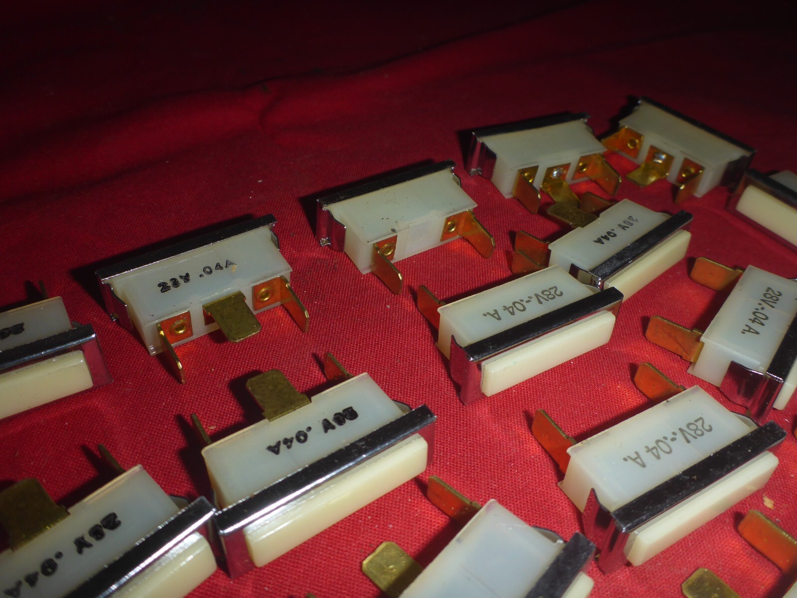 24 New Old Stock LEECRAFT 3100 RECTANGLE INDICATROR LIGHTS 125V 1/3W 28V .04 A.