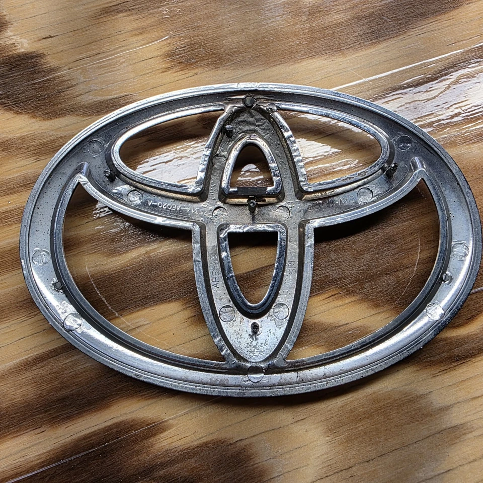75314-AE020-A Toyota Badge Chrome Used Decent Condition Normal Wear - Image 2 of 3