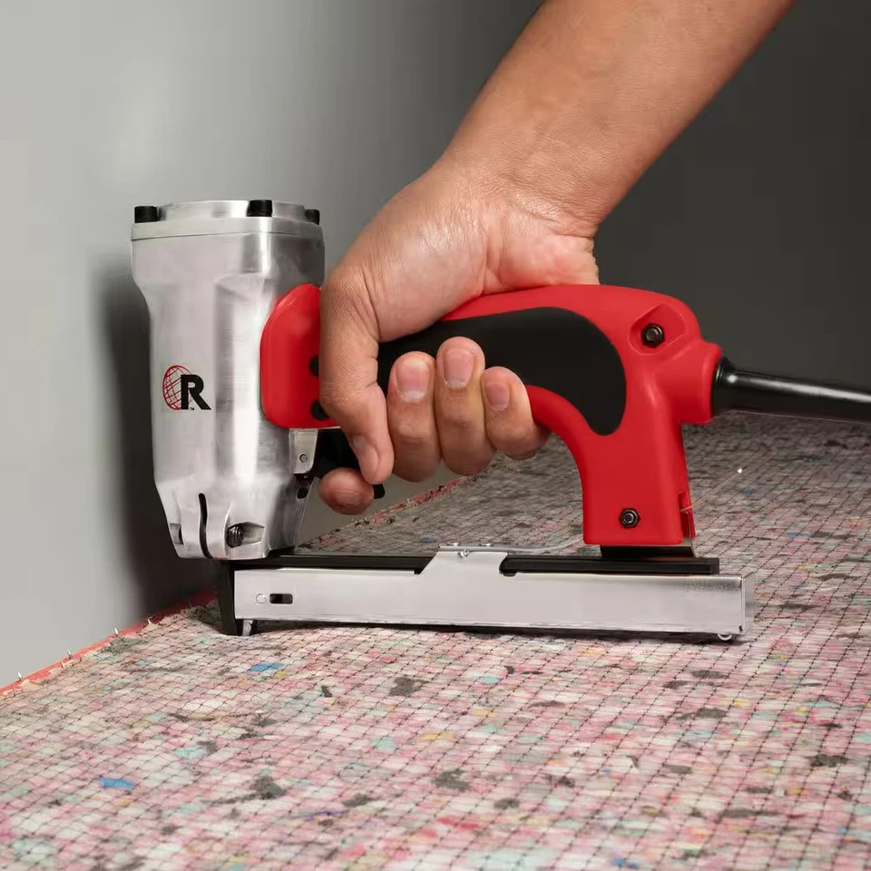 Grapadora de alfombras eléctrica de 3/16 pulgadas Corona, grapas calibre 20 Foto 2 de 4