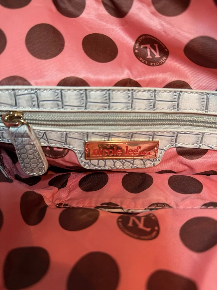 Bolso de Mano Nicole Lee Denim con Parches Estrás y Cierre de Cremallera Usado en Excelente Condición De Colección Foto 3 de 4