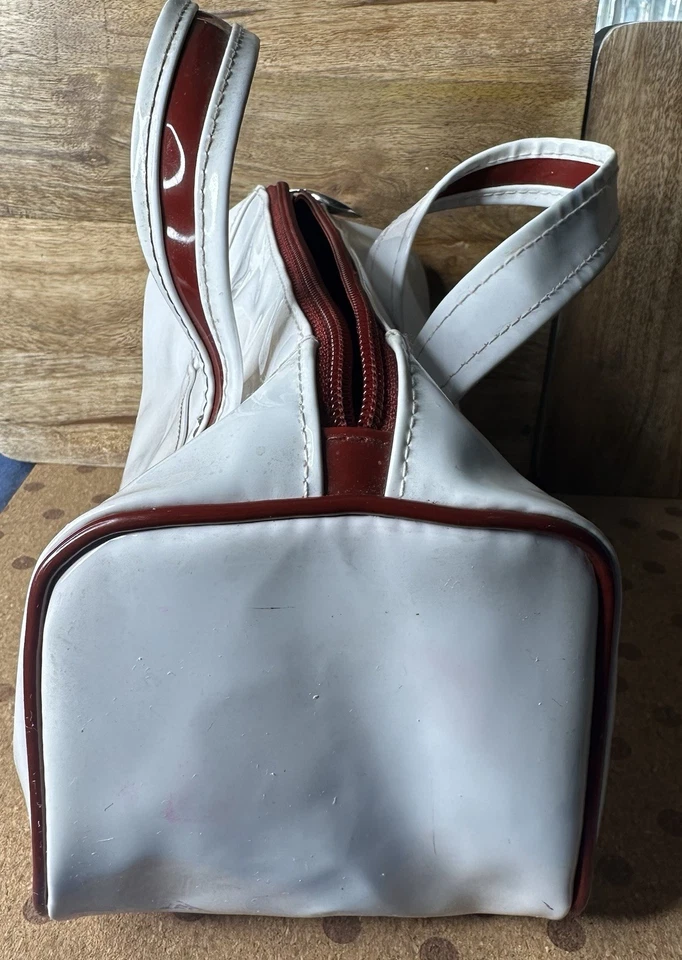 Bolsa de cosméticos Shiseido blanca y roja para el cuidado de la piel  Foto 3 de 4