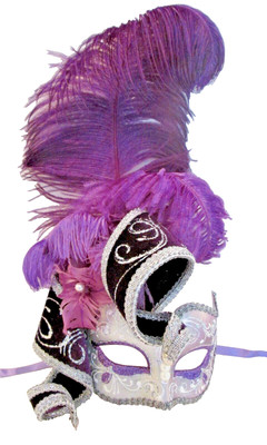MAR 20 - EINE HOCHWERTIGE HANDGEFERTIGTE ITALIENISCHE MASKE, LILA STRAUSSENFEDERN/SILBERNES GESICHT.
