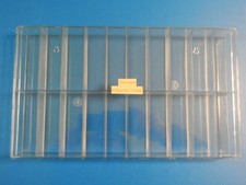 boite  vitrine  20 cases kinder longeur 35,50   largeur 21  hauteur 4