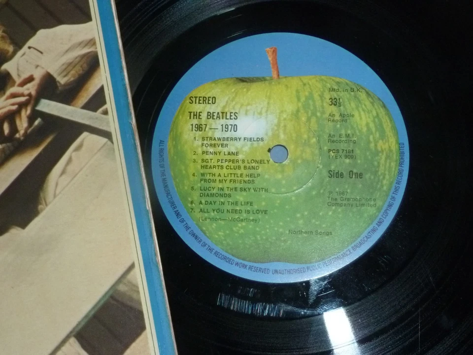 1973 UK 1st type The Beatles ‎– 1967-1970 singles PCSP 718 Two LP Near Mint Set - Image 2 of 4