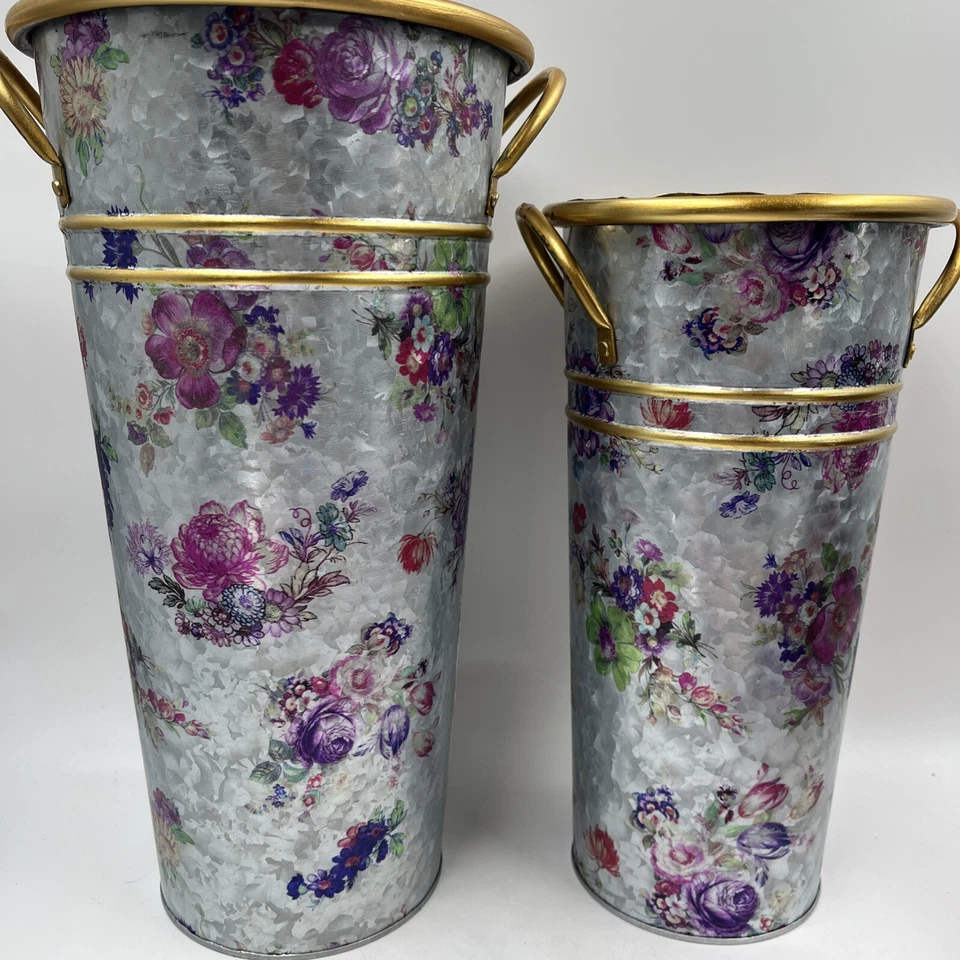 JUEGO DE 2 CUBOS DE FLORES GALVANIZADOS MACKENZIE-CHILDS FLOWER MARKET Foto 3 de 4