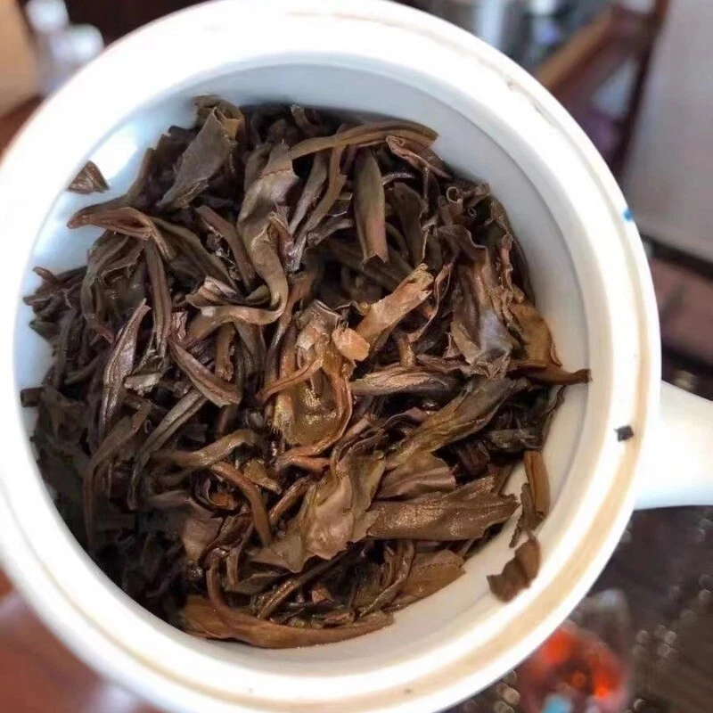 Té Puerh crudo antiguo Yunnan 2006 Yiwu Sheng Pu-erh pastel de té envejecido Pu'er té crudo 357 g Foto 3 de 4