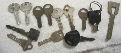 13 lot of metal keys,master lock,car,others,for arts crafts,''as is''  vtg